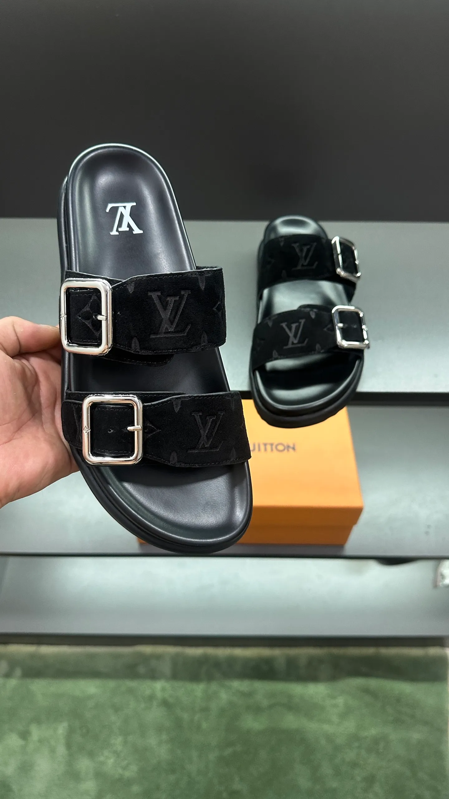P340 🔍LV Men's Spring and Summer Slippers Counter Synchronization. The uppers are imported cowhide fabrics from Italy, with logo graphics and high-quality craftsmanship. Soles: original soles specially provided by the original factory. Exclusive movable molded soles are super comfortable. Original factory follow-up orders. 🔍🔍High quality. You can enter and leave the counter at will. Welcome to compare. Code number 38-45 No. 058
